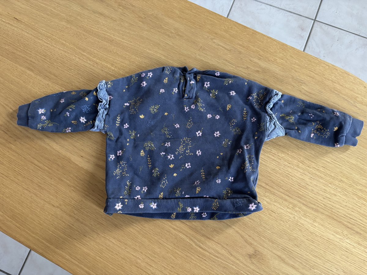 Illustration de Pull fille 12 mois