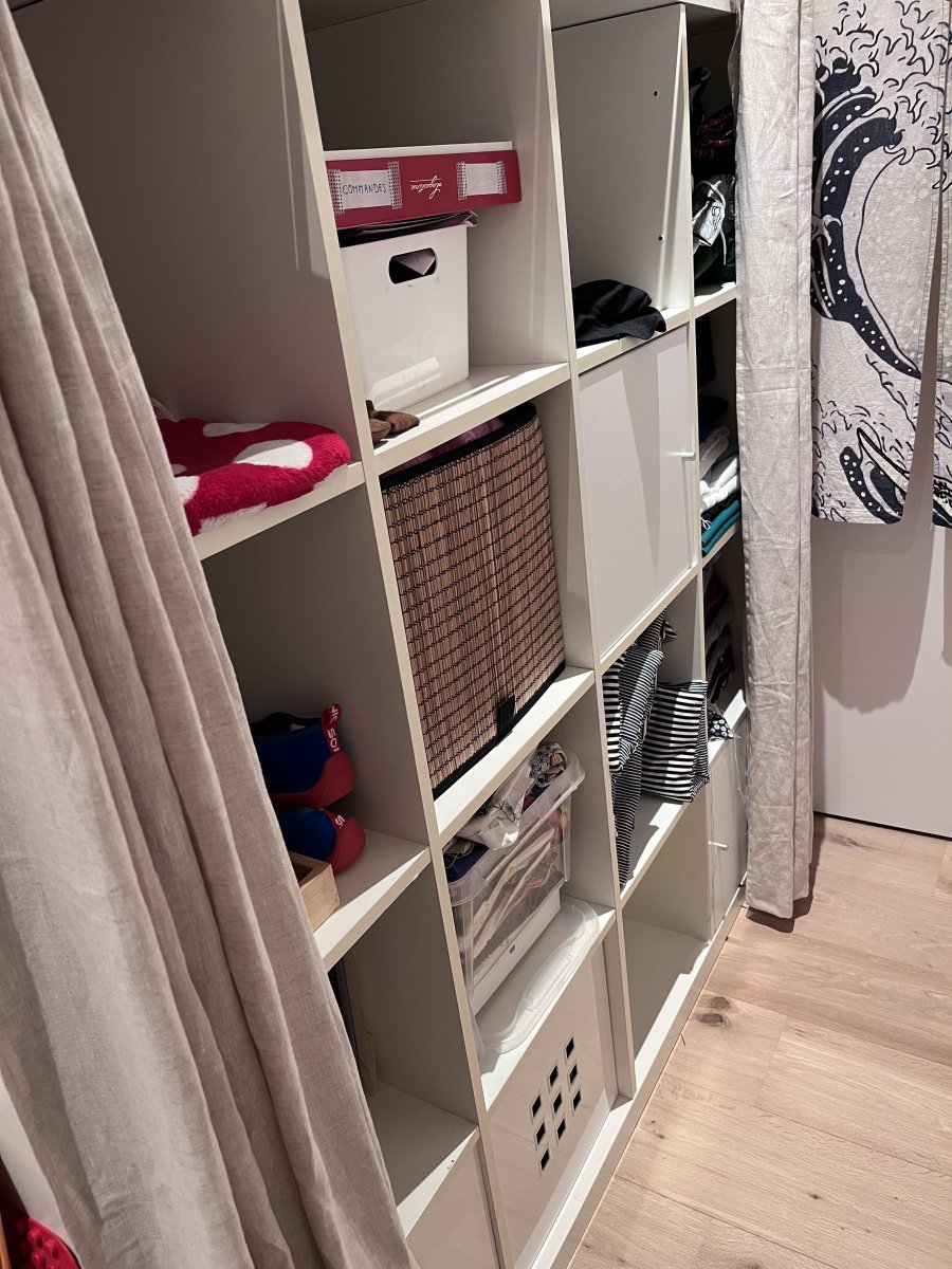 Illustration de Étagère Kallax Ikea 3 portes blanches incluses