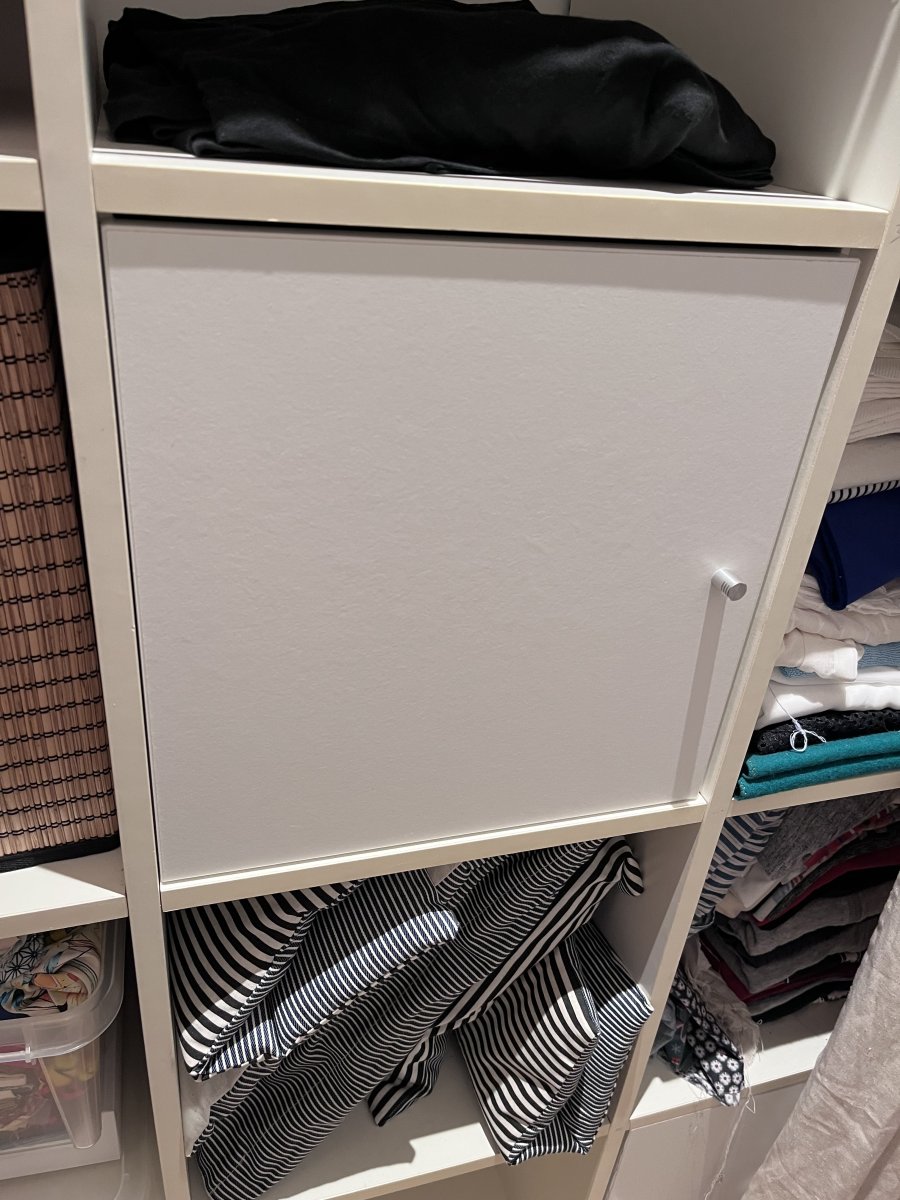 Illustration de Étagère Kallax Ikea 3 portes blanches incluses