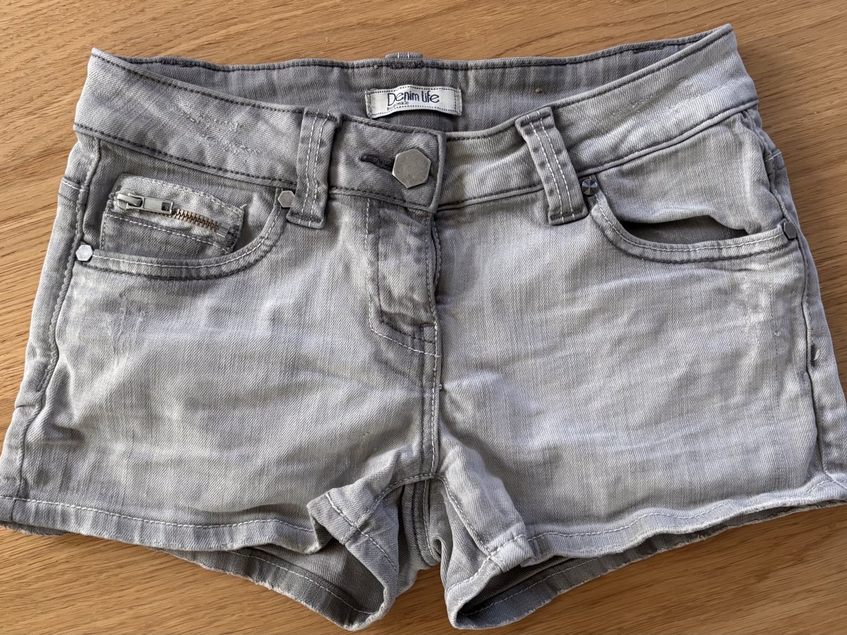 Illustration de Short en jeans gris taille S