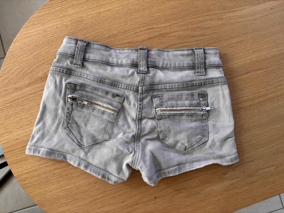 Illustration de Short en jeans gris taille S