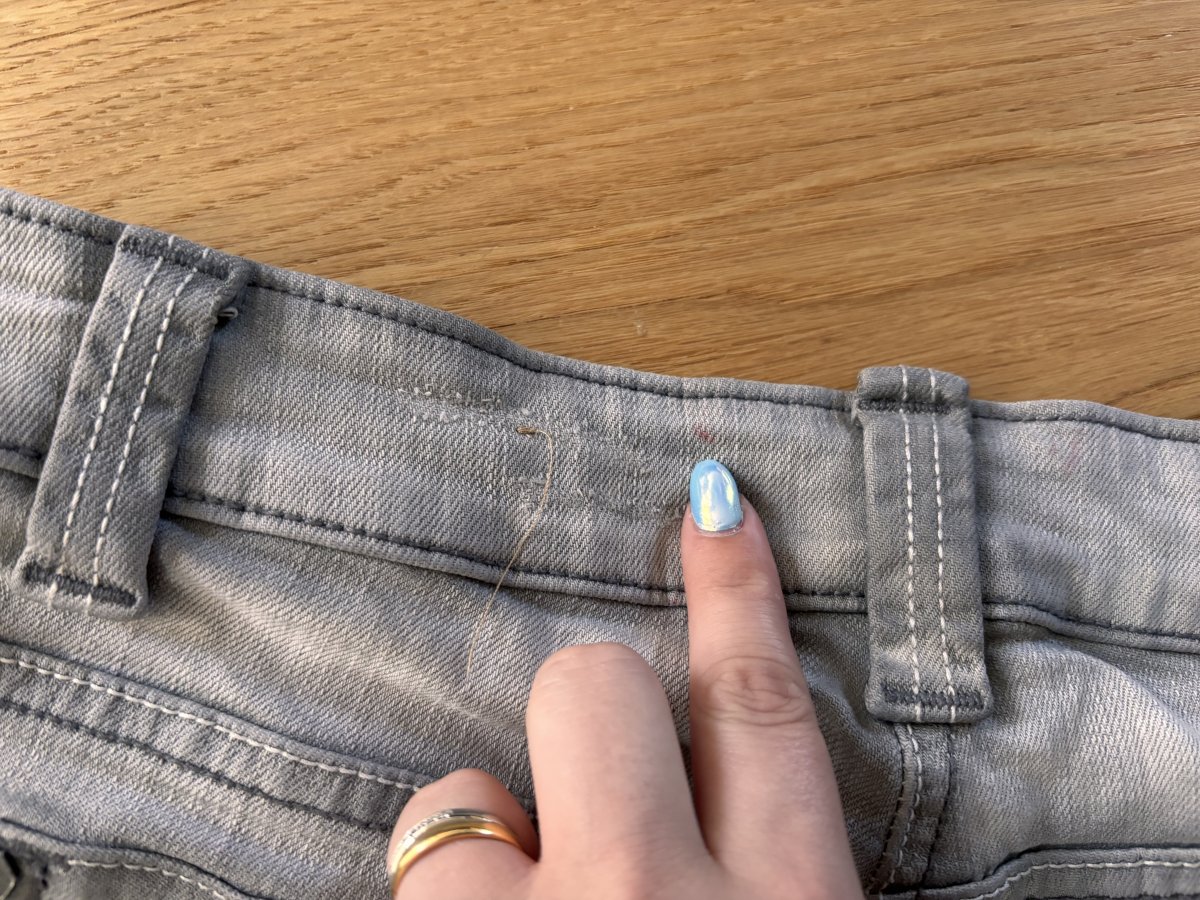 Illustration de Short en jeans gris taille S