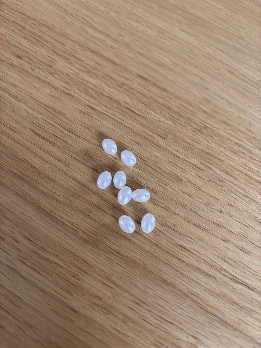 Illustration de 8 petites perles nacrées pour bracelet/collier