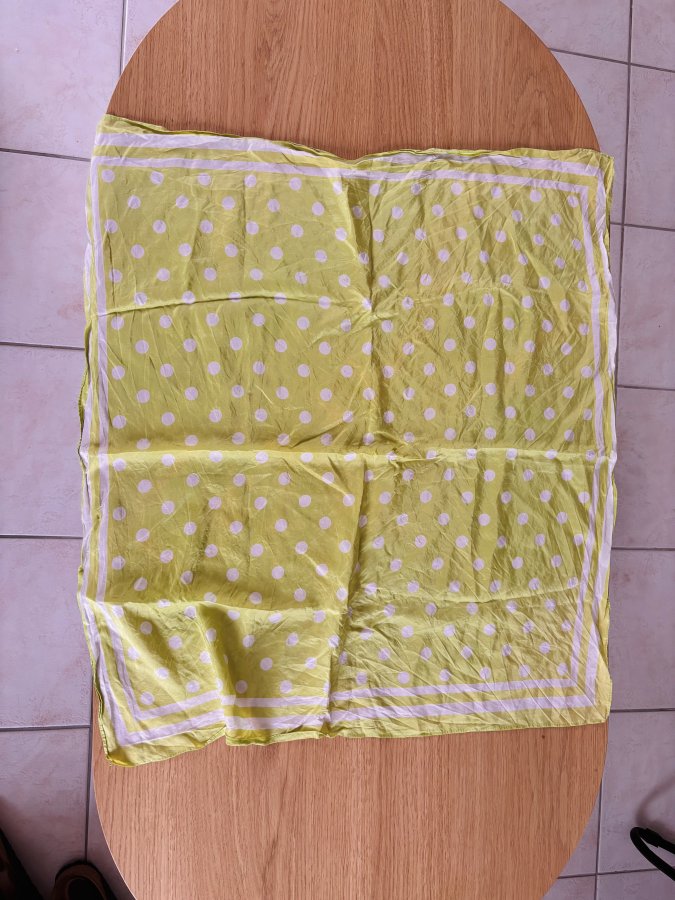 Image Foulard vert à pois blanc