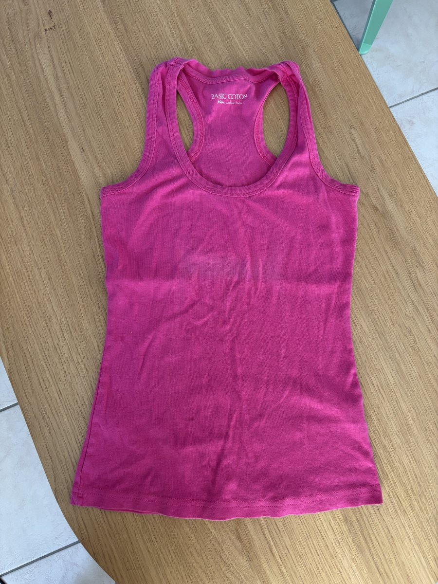 Illustration de Débardeur rose taille M