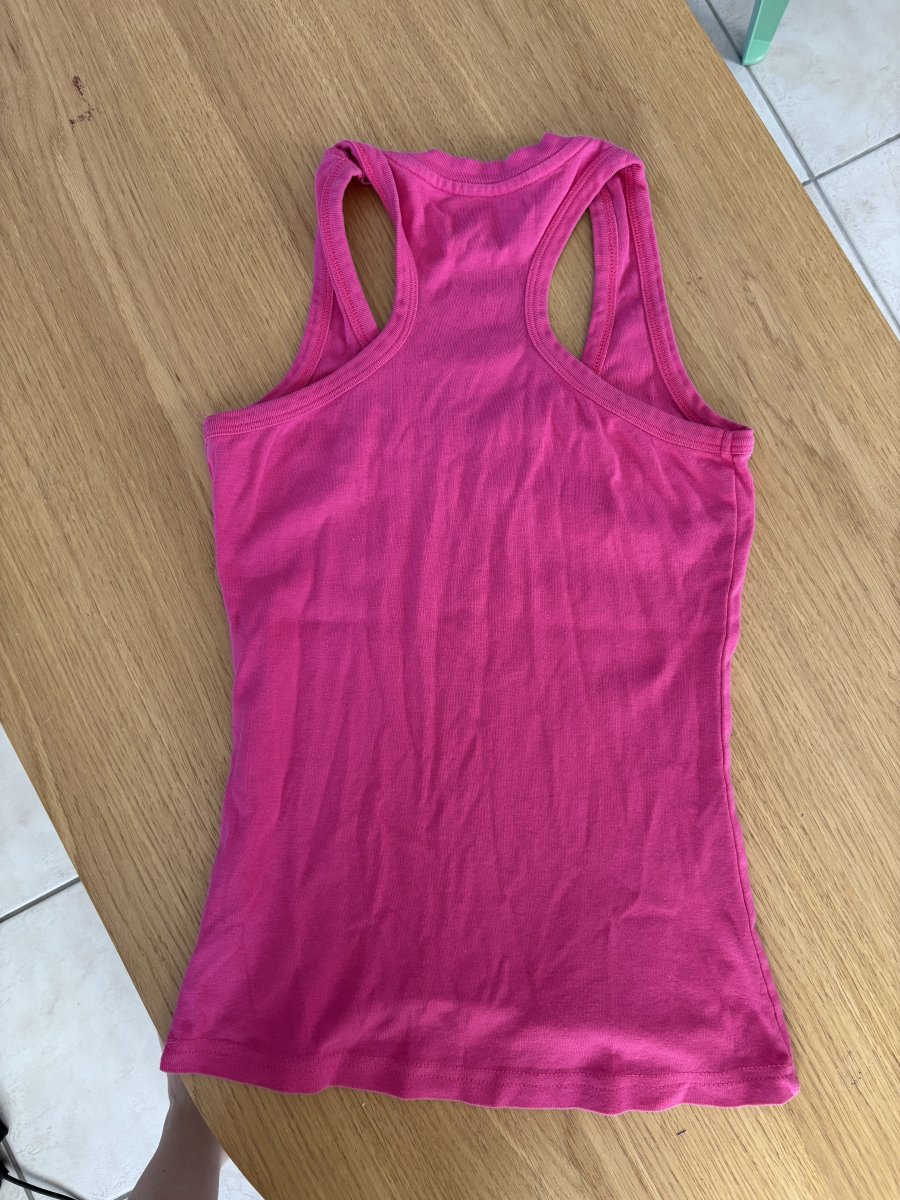 Illustration de Débardeur rose taille M