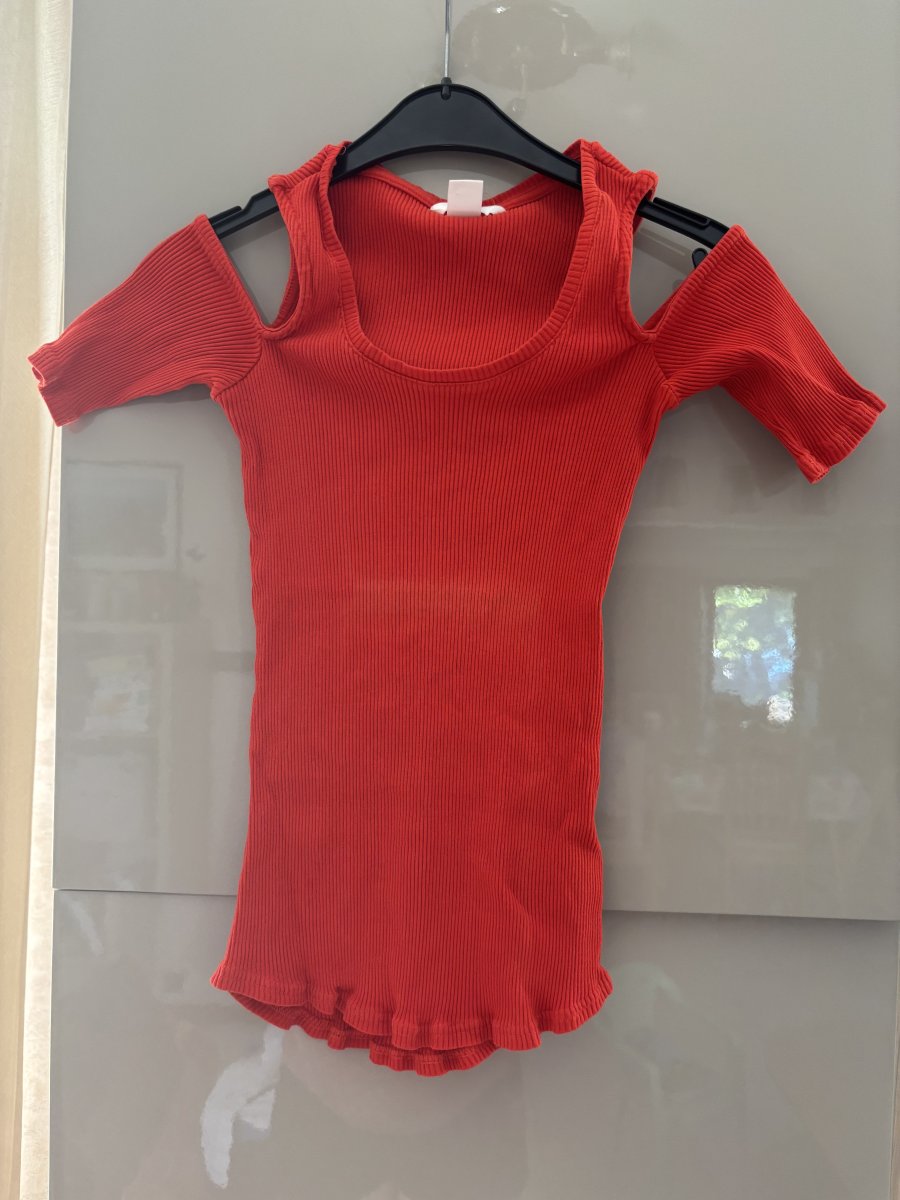 Illustration de T-shirt rouge taille S