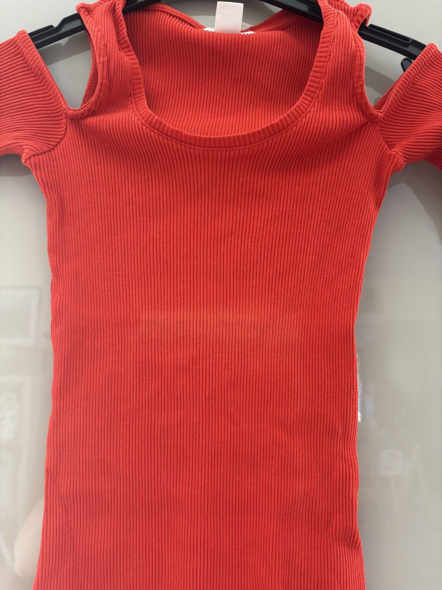 Illustration de T-shirt rouge taille S