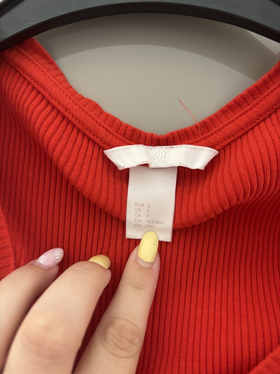 Illustration de T-shirt rouge taille S