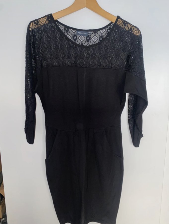 Illustration de Robe noir avec guipure
