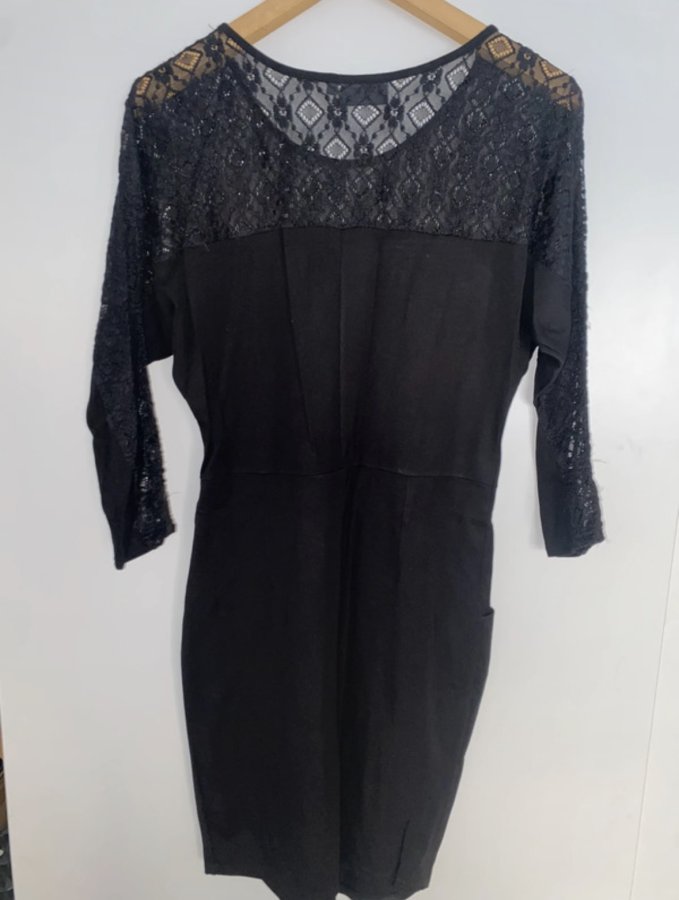 Illustration de Robe noir avec guipure