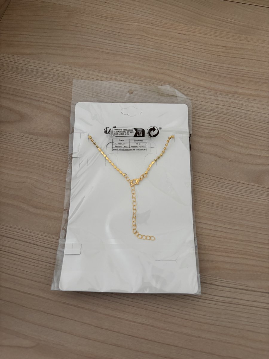 Illustration de Ensemble de bijoux neuf