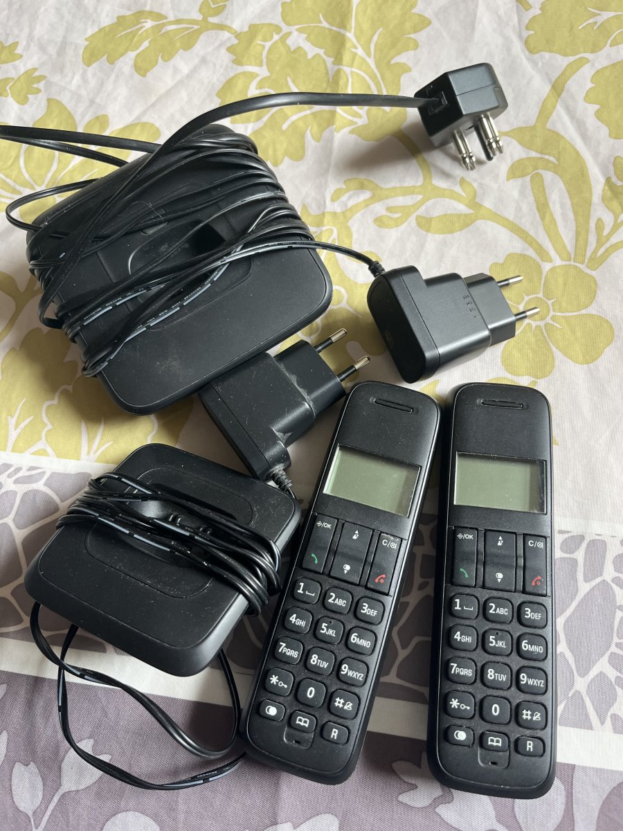 Illustration de Téléphone avec base et autre téléphone mobile pour autre pièce  à prendre à jette