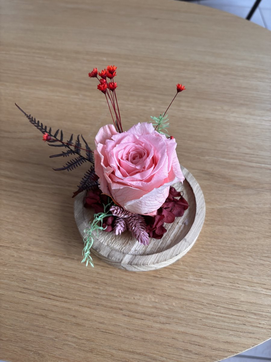 Illustration de Rose éternelle et fleurs séchées (mélange séchées et fausses) 