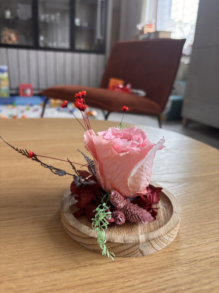 Illustration de Rose éternelle et fleurs séchées (mélange séchées et fausses) 