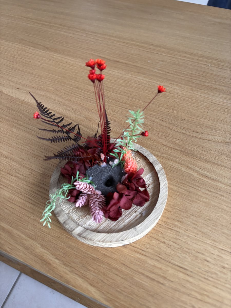 Illustration de Rose éternelle et fleurs séchées (mélange séchées et fausses) 