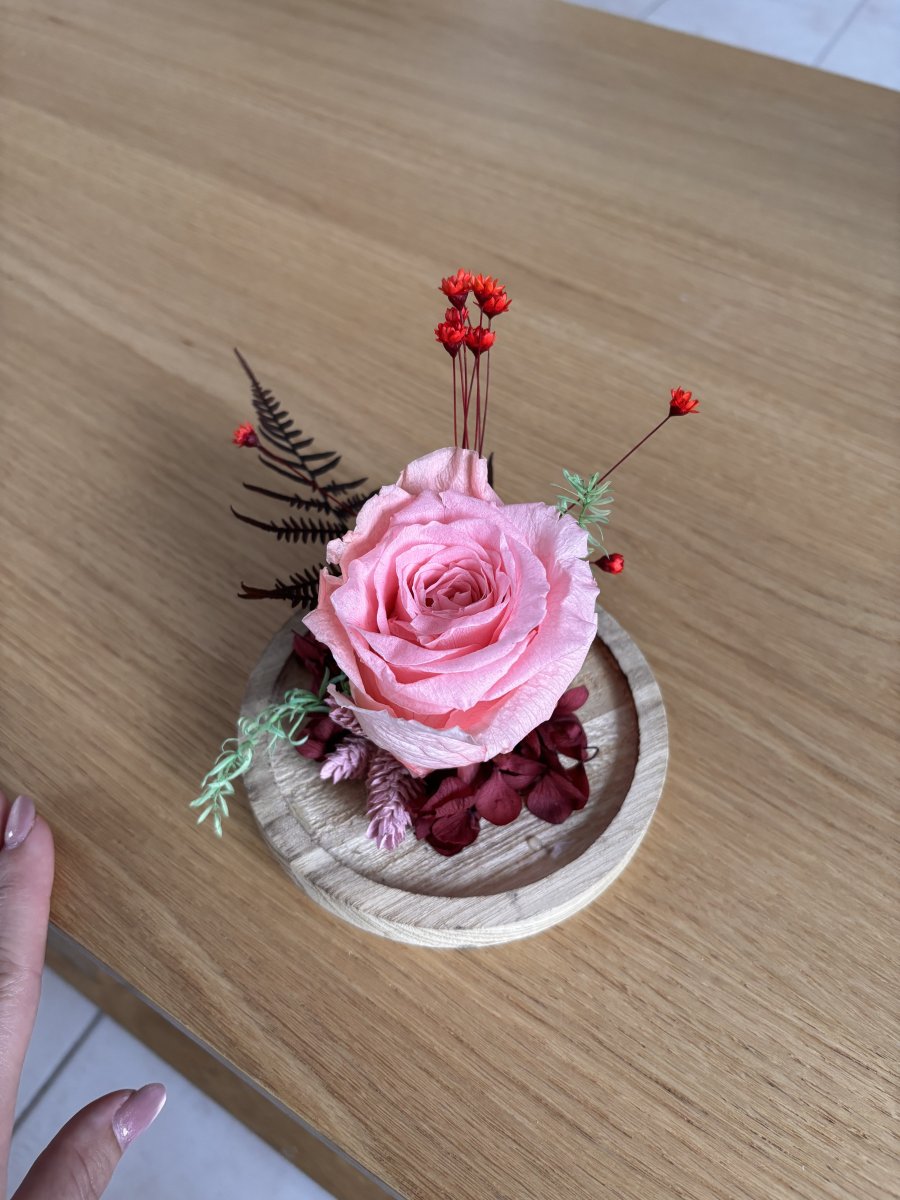 Illustration de Rose éternelle et fleurs séchées (mélange séchées et fausses) 