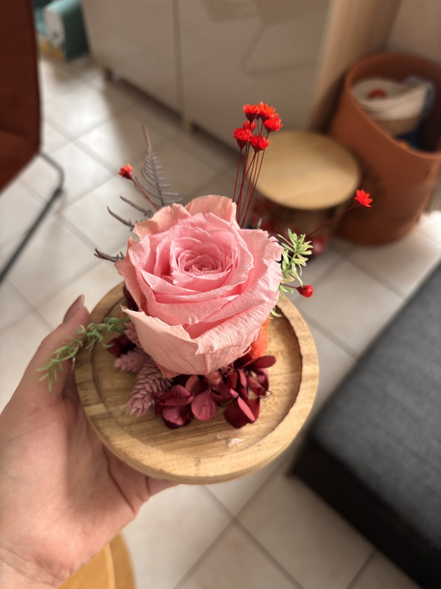Illustration de Rose éternelle et fleurs séchées (mélange séchées et fausses) 