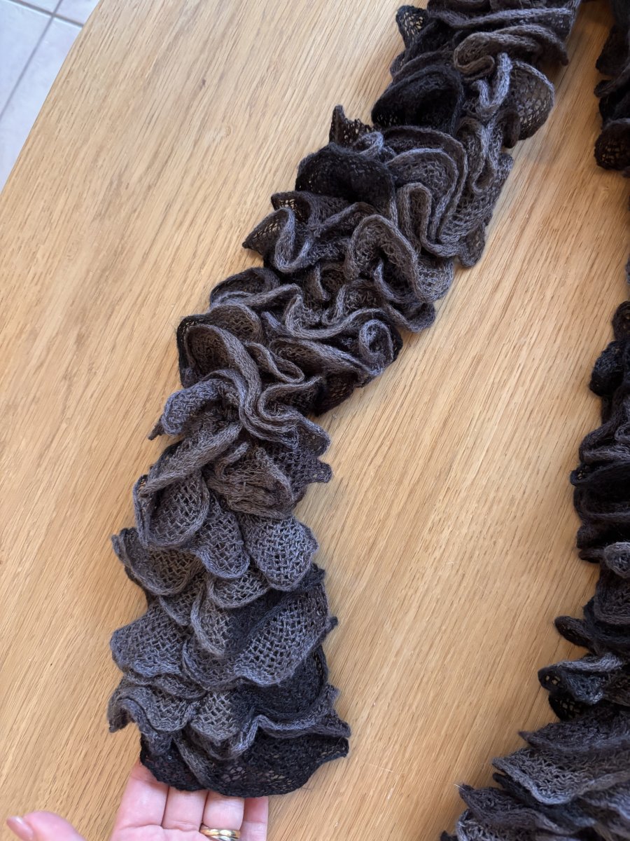 Illustration de Écharpe dans les tons marrons