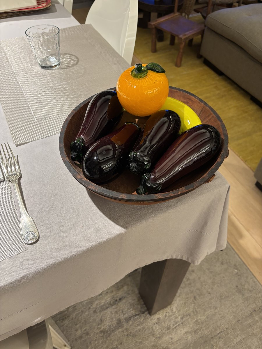Illustration de 4 Aubergines, 1 Banane et 1 Orange décoratives en verre, dans un bol en bois