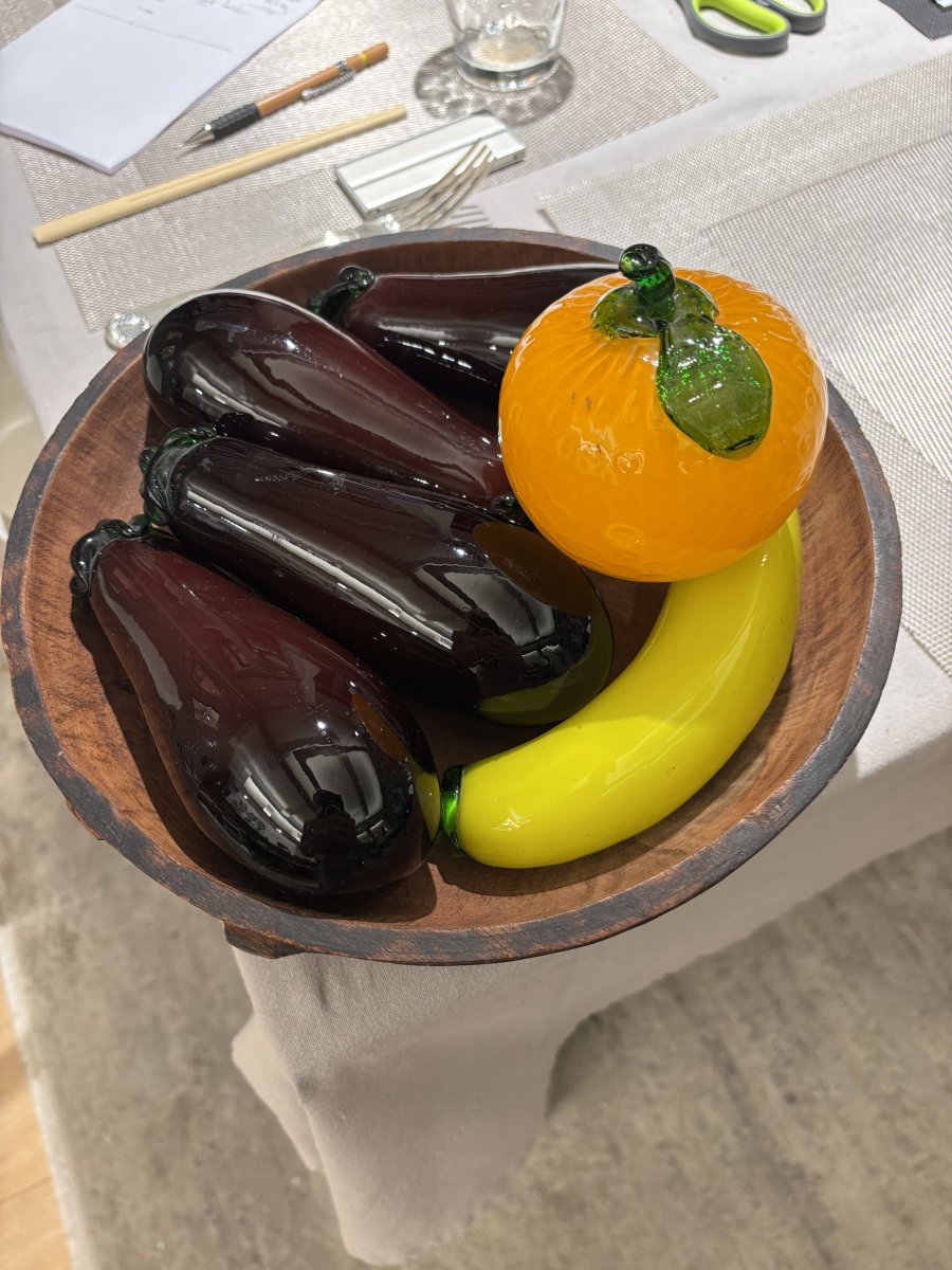Illustration de 4 Aubergines, 1 Banane et 1 Orange décoratives en verre, dans un bol en bois