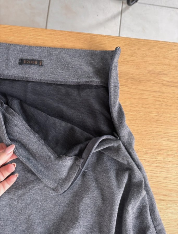 Illustration de Jupe d’hiver grise