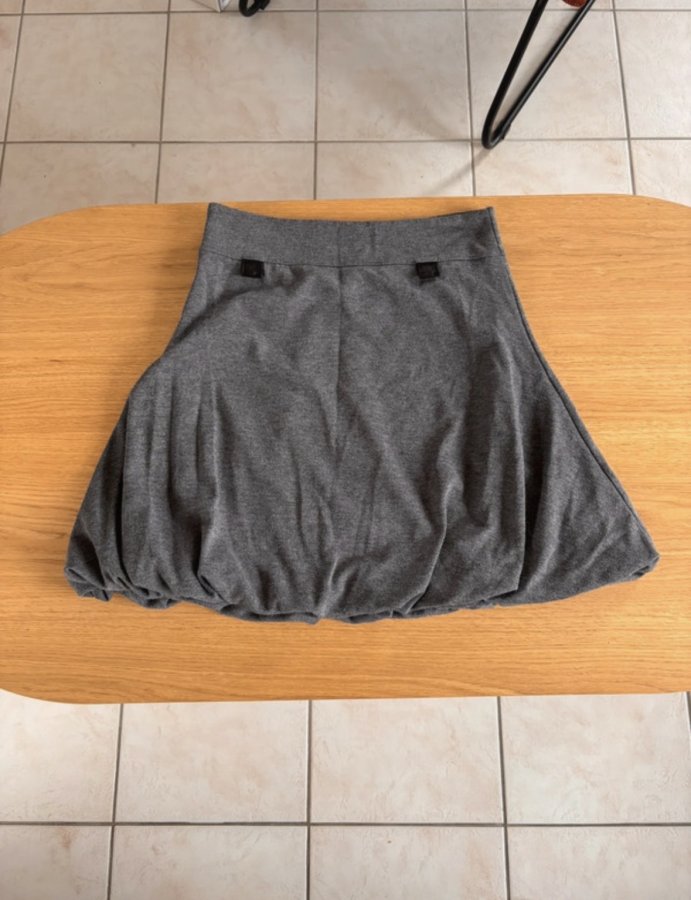 Illustration de Jupe d’hiver grise