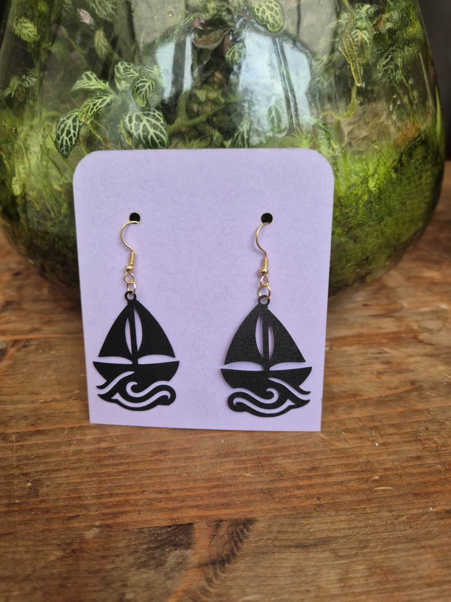 Illustration de Boucles d’oreilles en papier cartonné bateau 