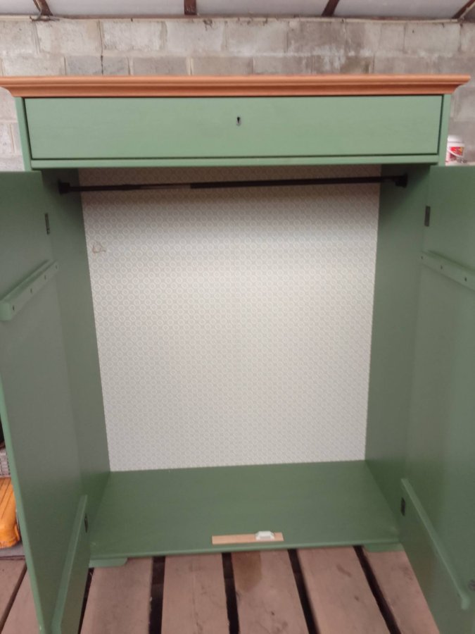 Illustration de Armoire a donner