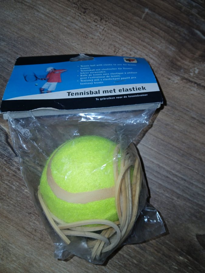 Illustration de Balle de tennis avec élastique 