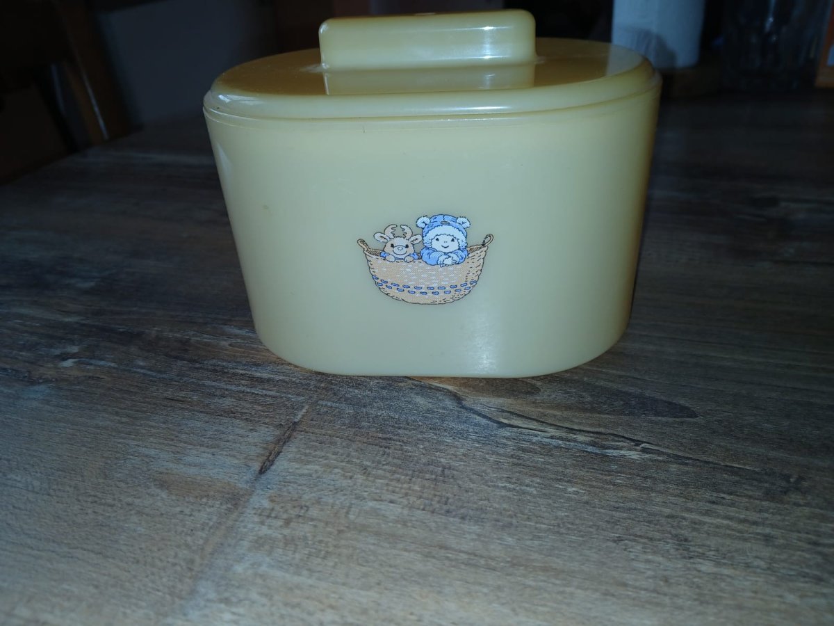 Illustration de Petite boîte rangement produits bébé 