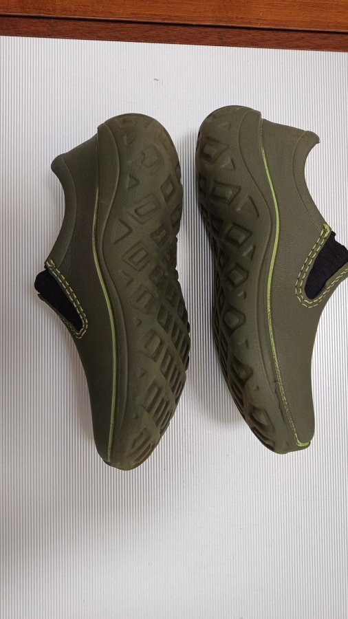 Illustration de Chaussures de jardin