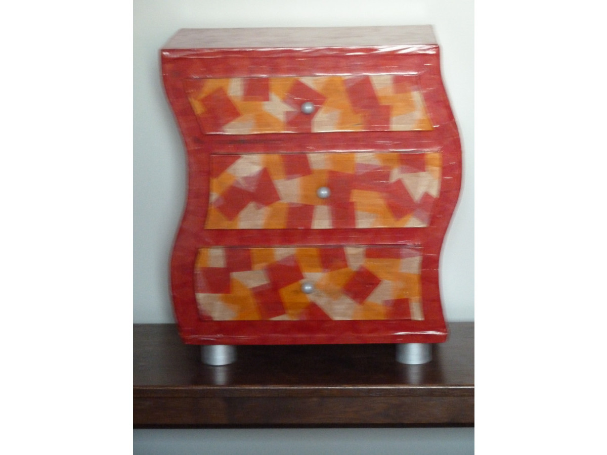 Illustration de petit meuble à tiroirs en cartonnage