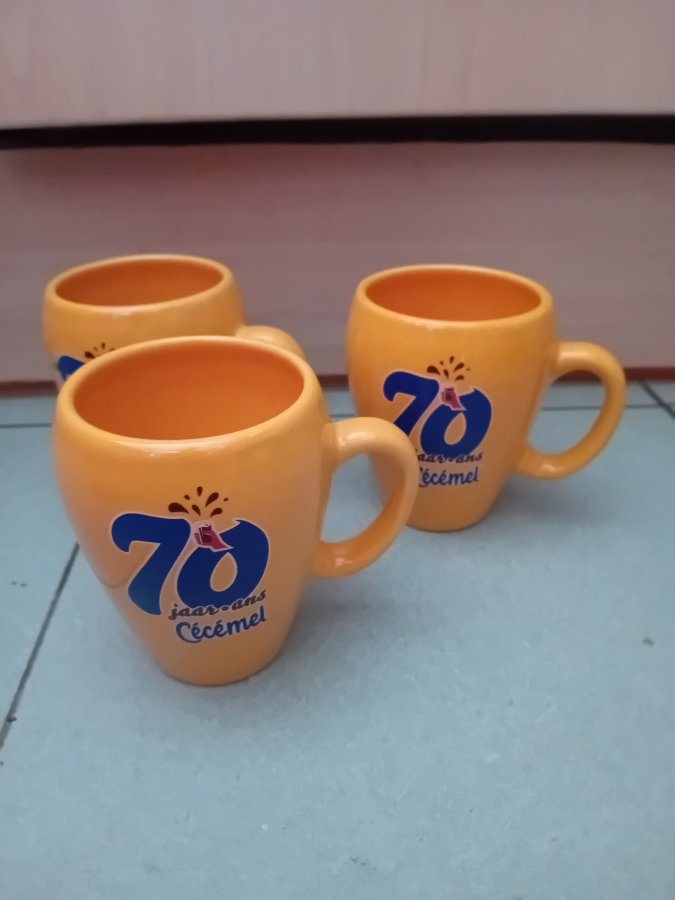 Illustration de 3 Tasses cecemel 70 ans