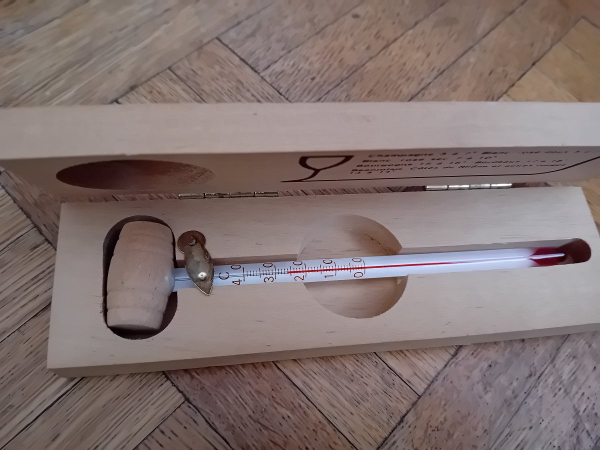 Illustration de Thermomètre pour le vin