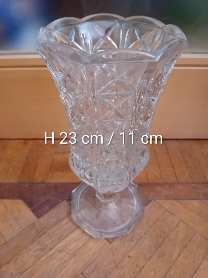 Illustration de Grand vase sur pied