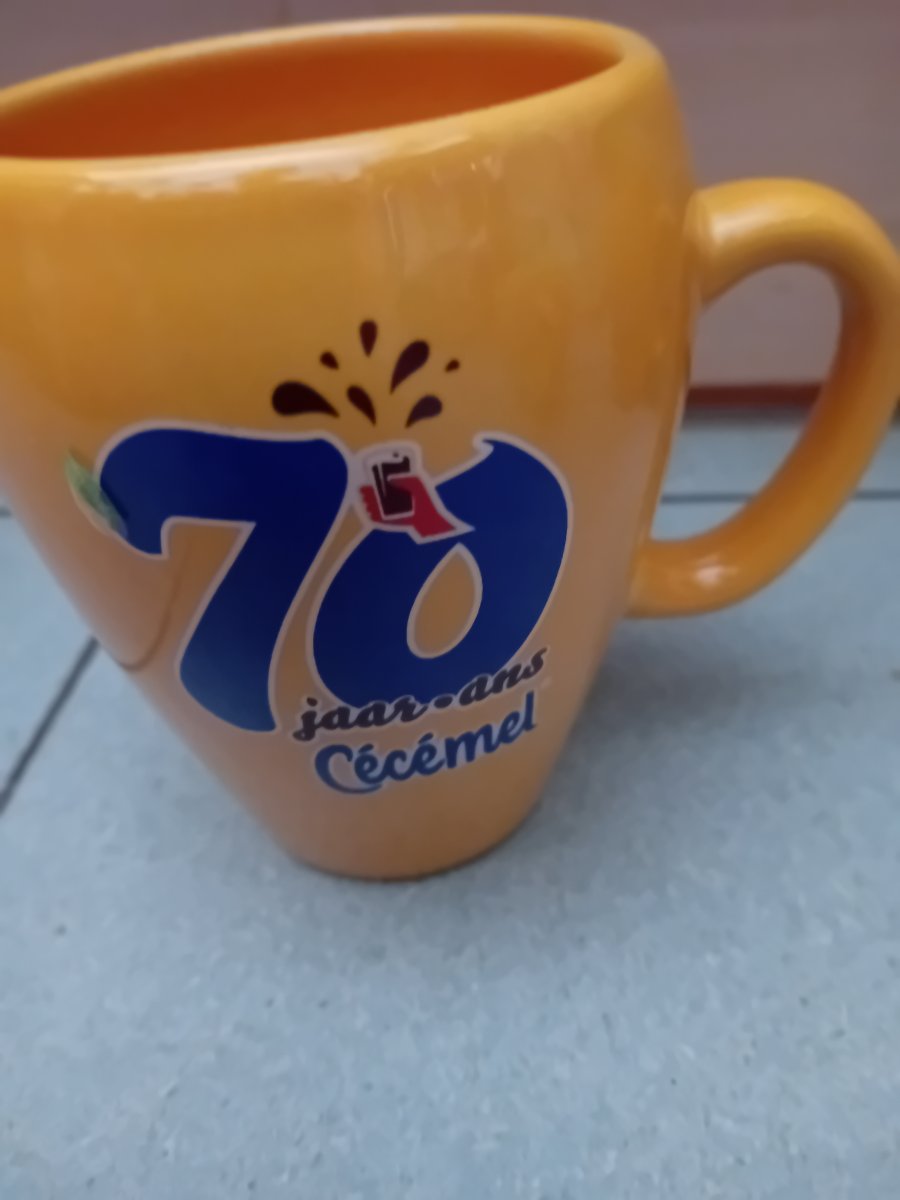 Illustration de 3 Tasses cecemel 70 ans