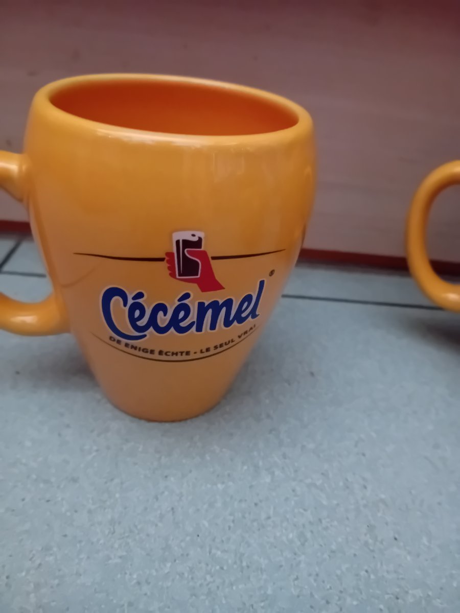 Illustration de 3 Tasses cecemel 70 ans