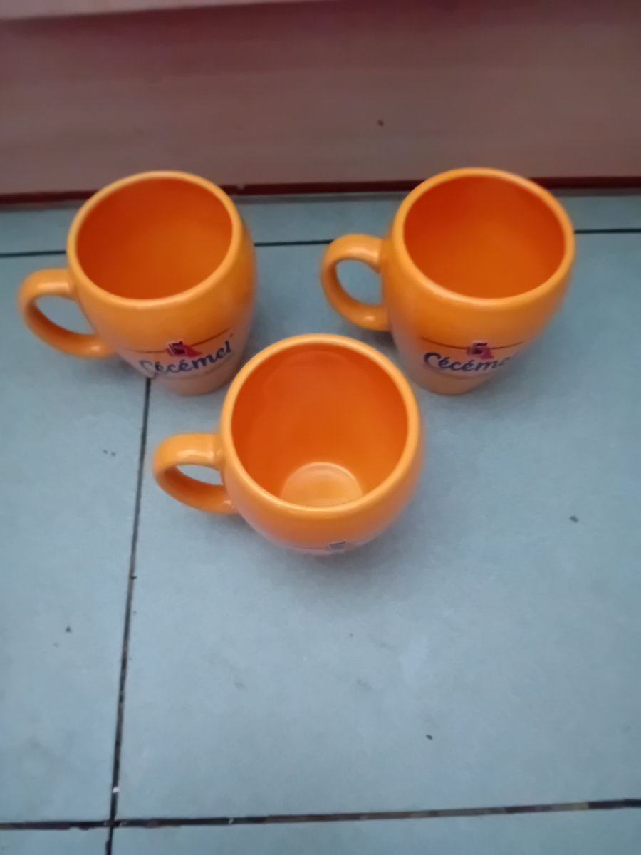 Illustration de 3 Tasses cecemel 70 ans