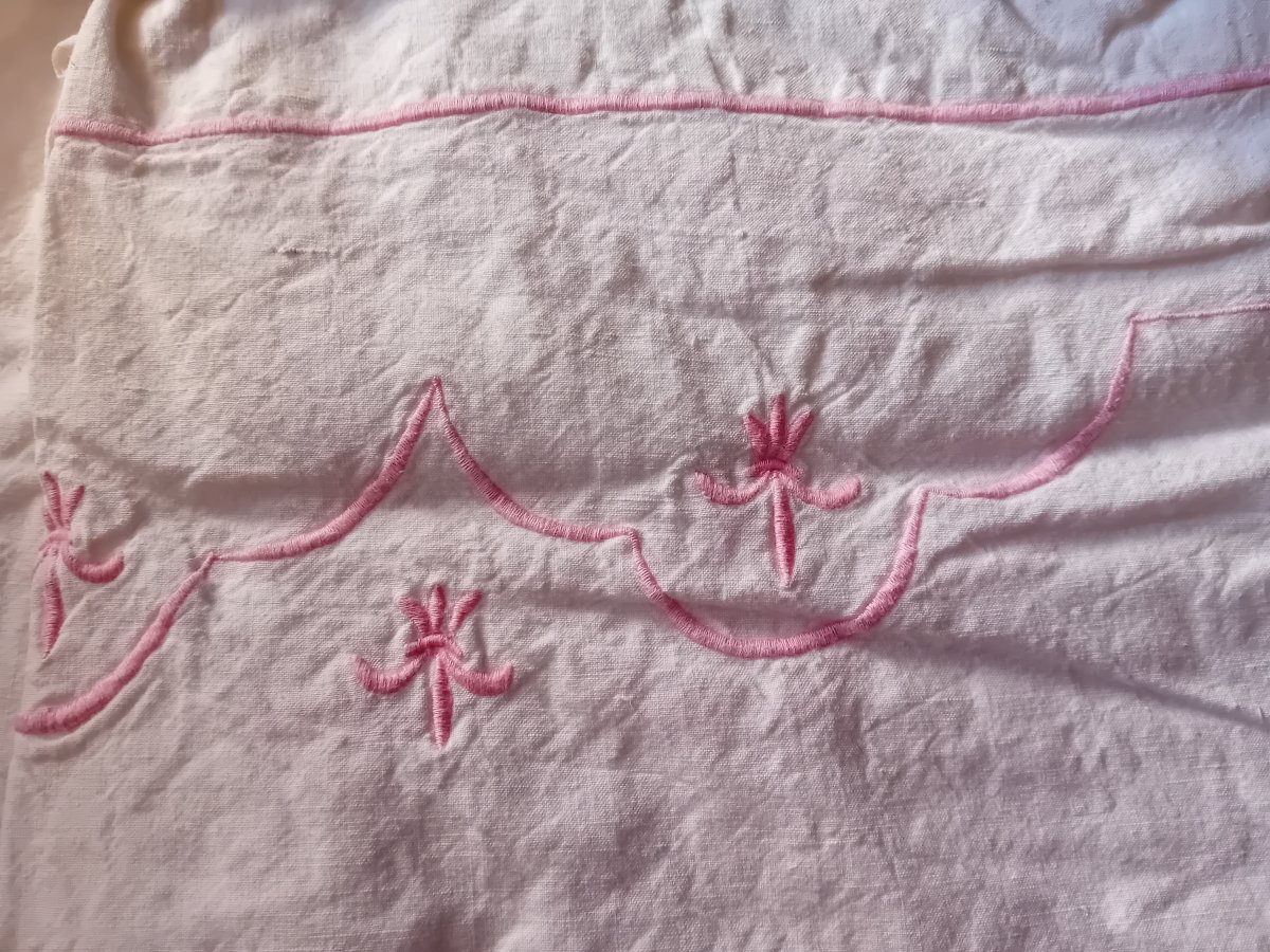 Illustration de Drap brodé ancien en coton
