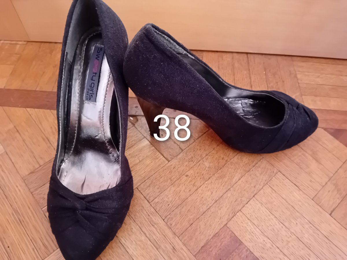 Illustration de Chaussures pointure 38