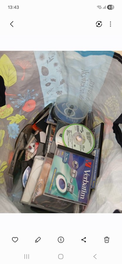 Illustration de lot de vieux CD et DVD si quelqu'un en a utilité ou une idée pour les recycler
