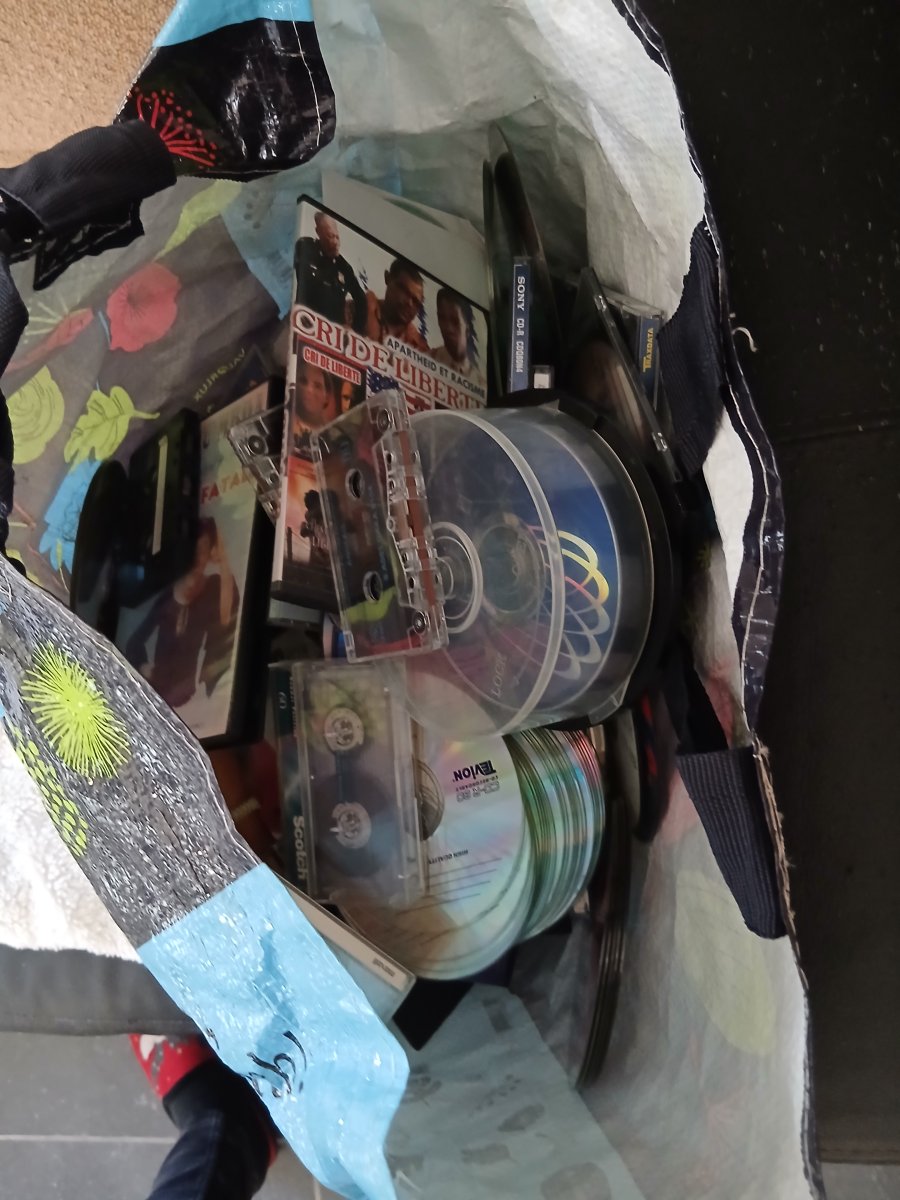 Illustration de lot de vieux CD et DVD si quelqu'un en a utilité ou une idée pour les recycler