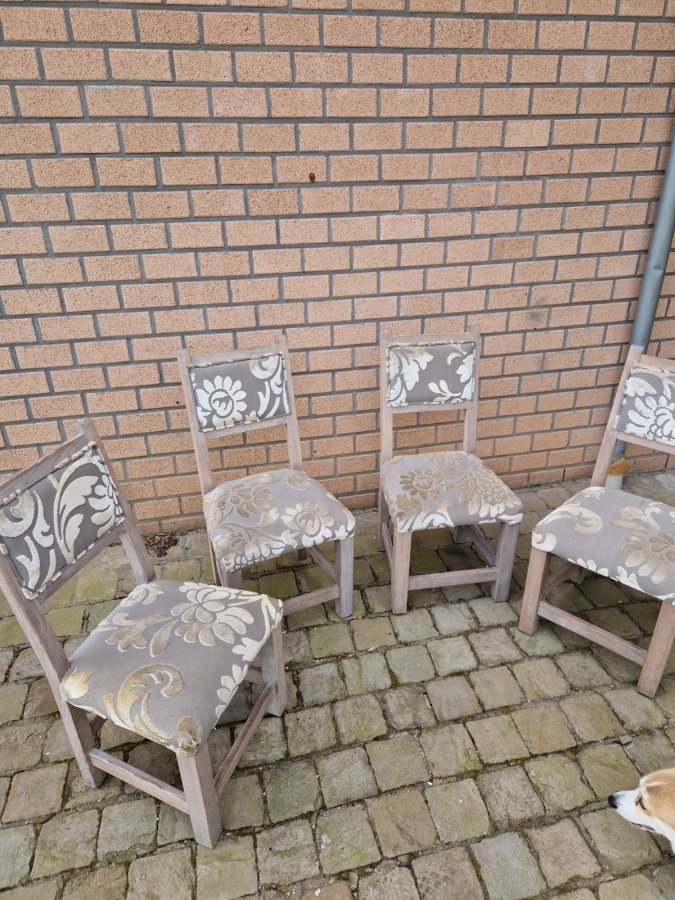 Illustration de 4 chaises