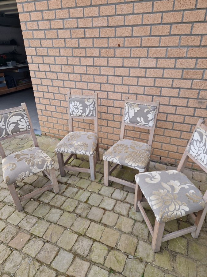 Illustration de 4 chaises