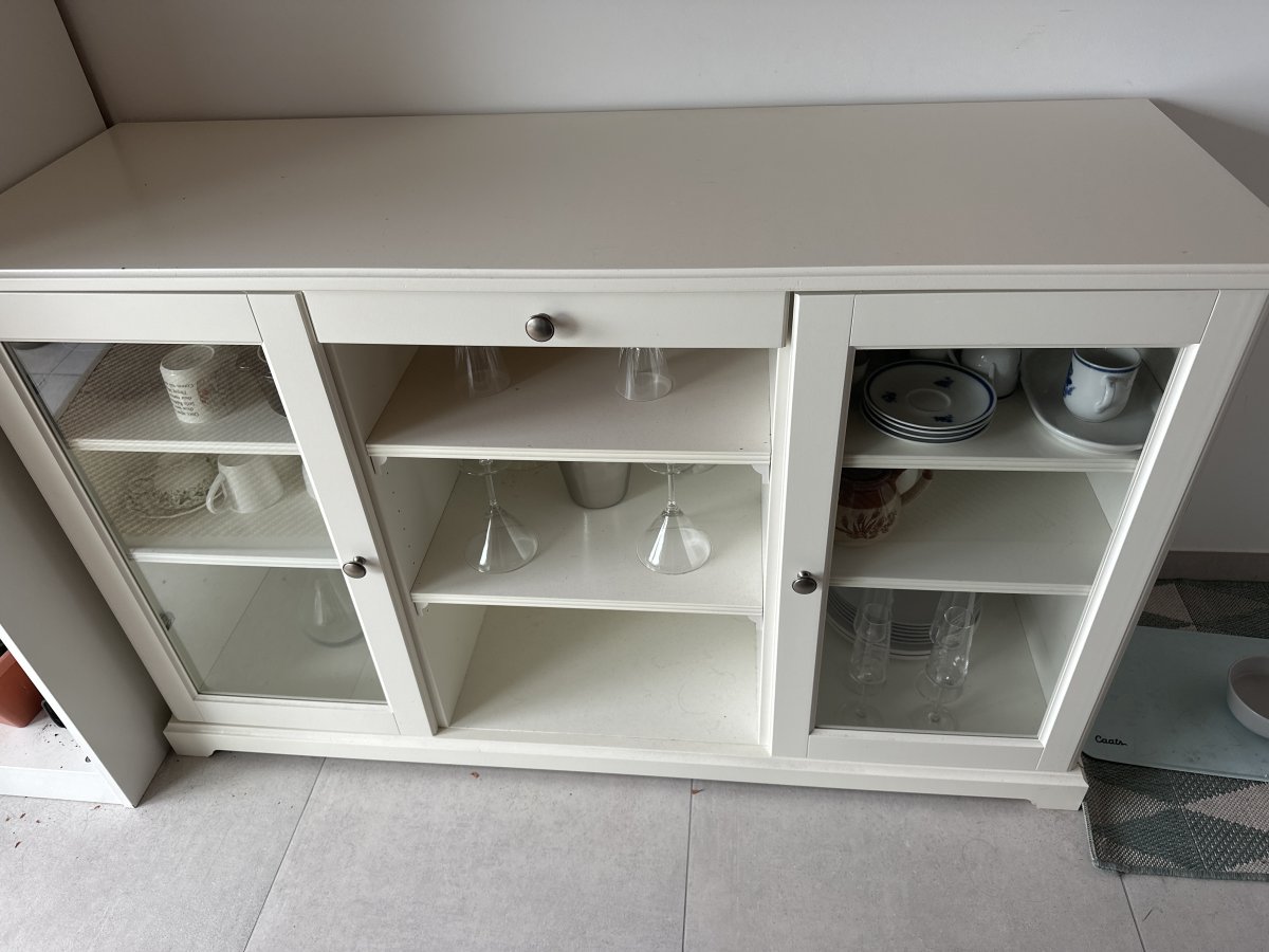 Illustration de Buffet IKEA blanc en très bon état à donner