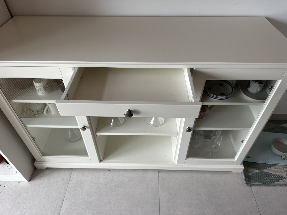 Illustration de Buffet IKEA blanc en très bon état à donner