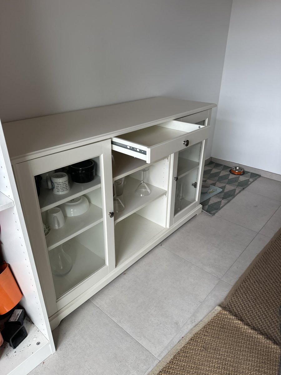 Illustration de Buffet IKEA blanc en très bon état à donner