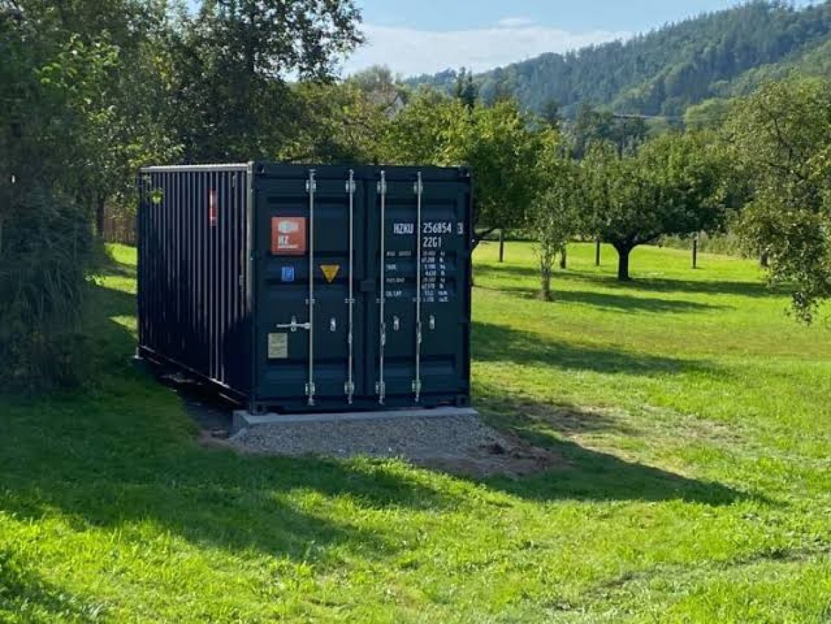 Illustration de Conteneur de stockage à donner pour raison voyage