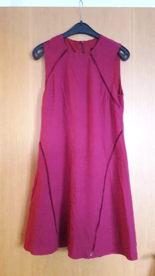 Illustration de Robe bordeaux Mango